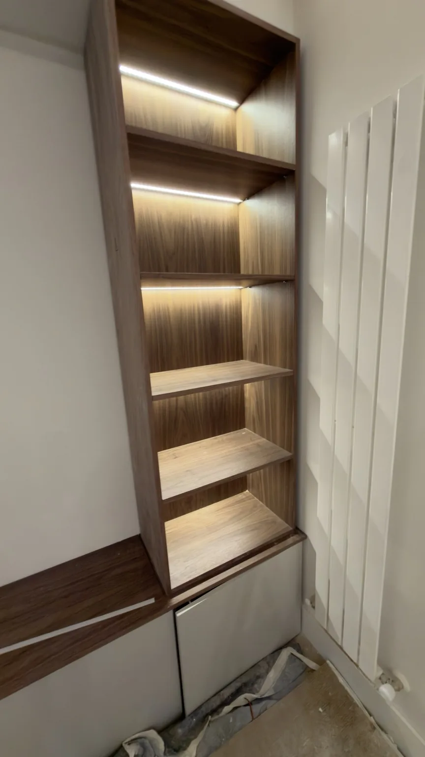 Estantería de madera con iluminación LED realizado por ASR Electricidad