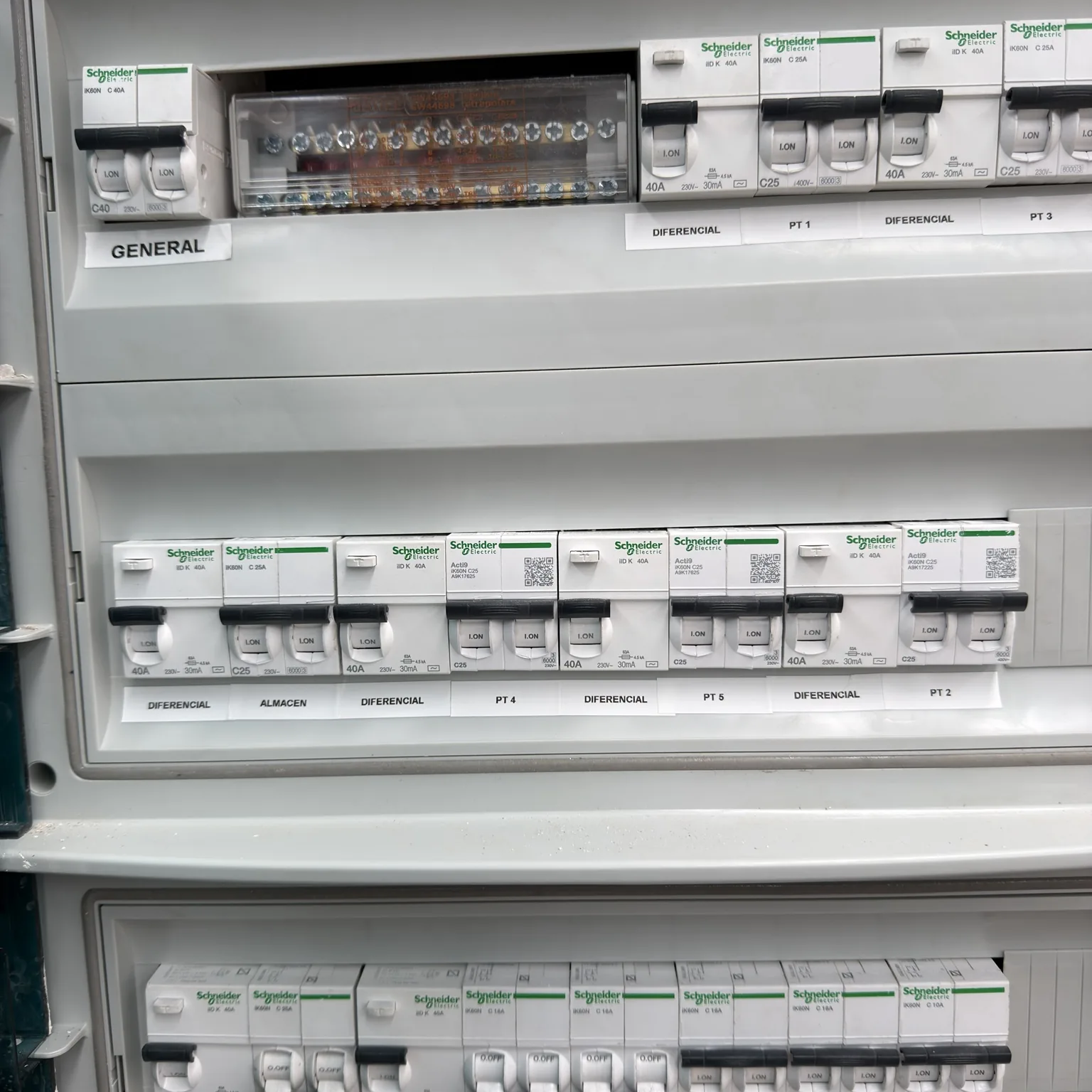 Cuadro eléctrico Schneider de gran formato realizado por ASR Electricidad
