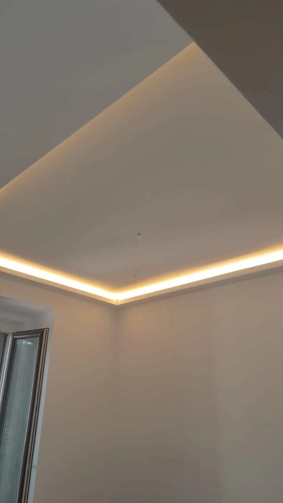 Iluminación LED perimetral en techo realizado por ASR Electricidad