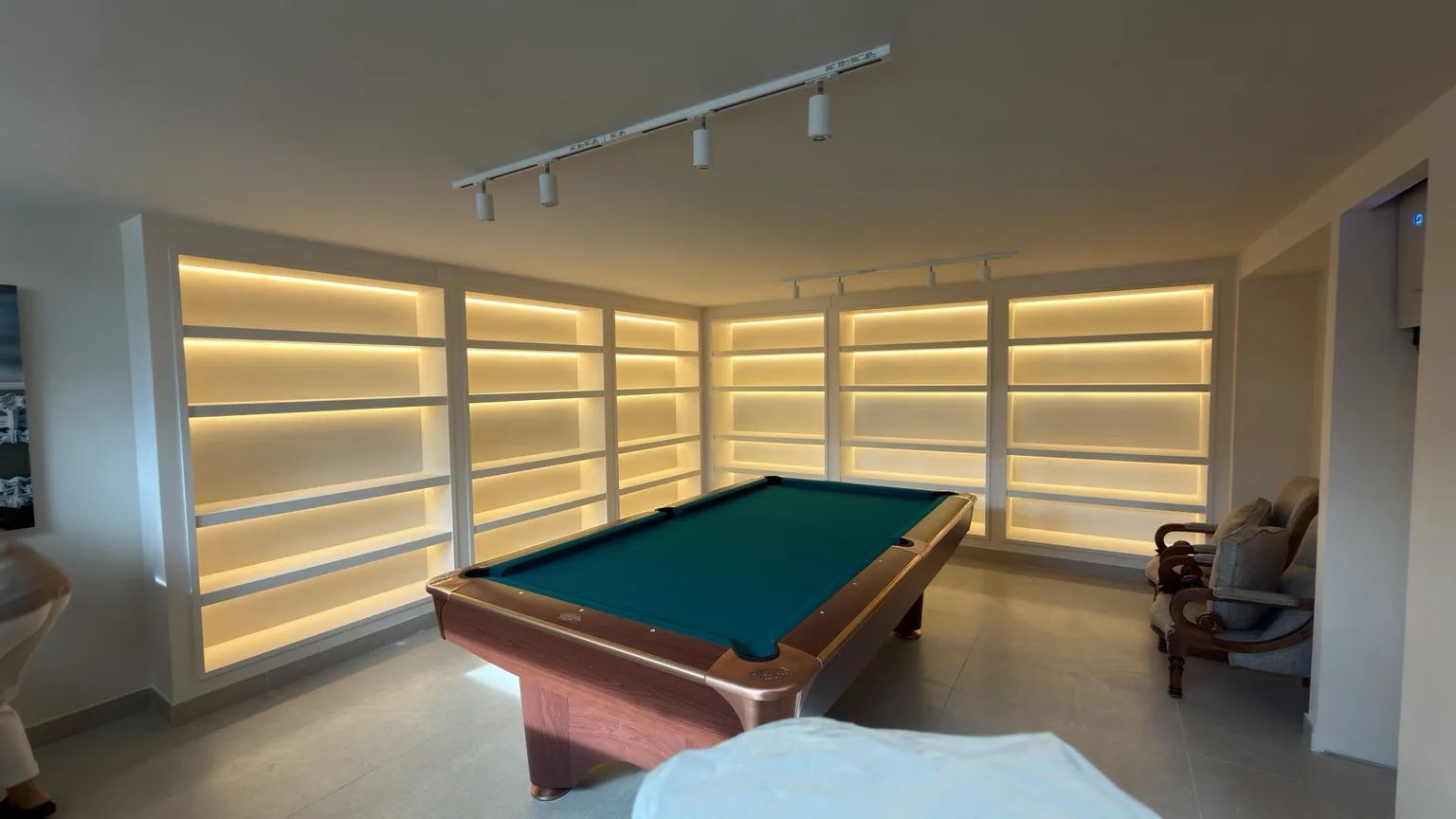 Sala de billar con iluminación LED realizado por ASR Electricidad
